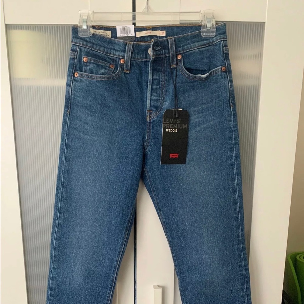Nwt levi’s wedgit fit high waisted 25, medium wash